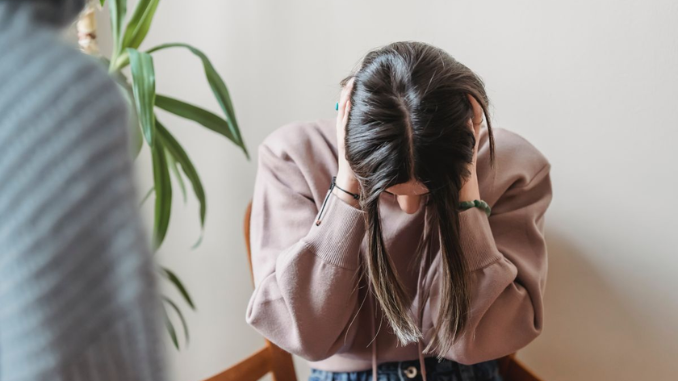 Ada sejumlah tanda bahwa kesehatan mental sedang tidak baik-baik saja sehingga harus diwaspadai. Simak tanda-tanda tersebut dalam artikel yang menarik ini.