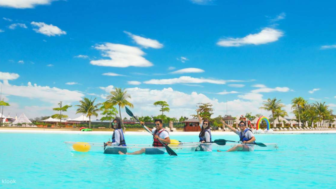 Liburan keluarga anti mainstream ke Pulau Bintan. Berikut rekomendasi destinasi wisata yang seru untuk dikunjungi. Mari wujudkan liburan yang menyenangkan!