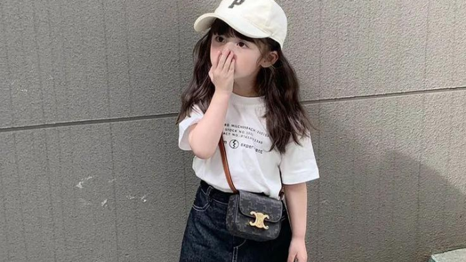 Anak-anak bisa memakai outfit yang nyaman tapi tetap stylish. Baca di sini bagaimana padu padan outfit anak agar tetap merasa nyaman dan gaya.